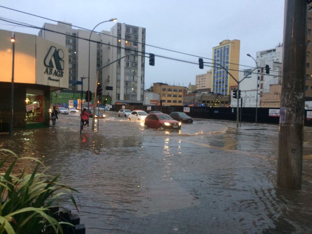 Chuva Forte Deixa V Rias Ruas Alagadas Em Curitiba Band News Fm Curitiba