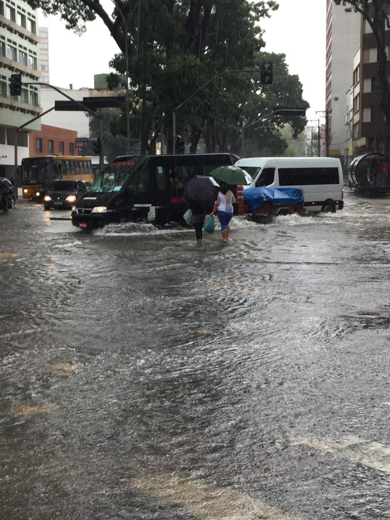 Chuva Forte Deixa Ruas, Casas E Comércios Alagados Em Curitiba | Band ...